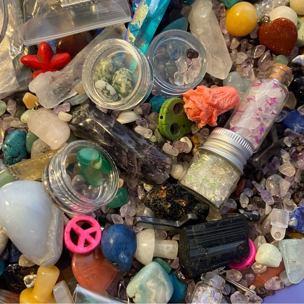 Assorted Gemstones and Crystals mystery box Lilly’s lucky scoops 1/2 pound - Picture 4 of 10